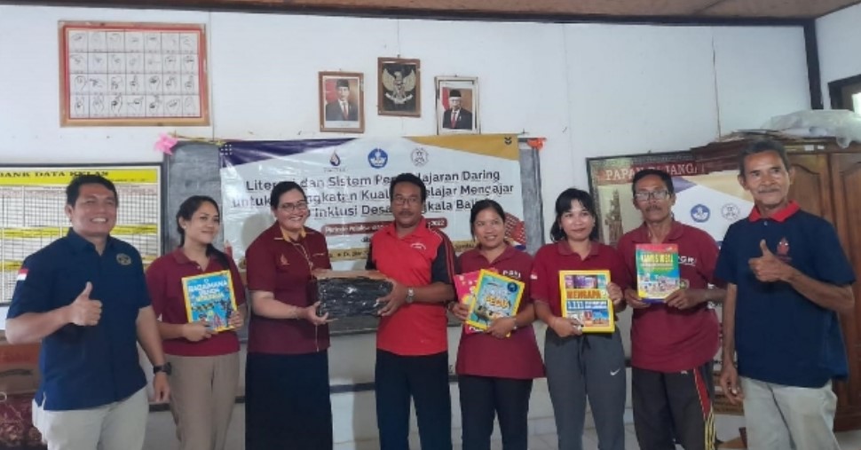 Berita tentang kolaborasi ITB STIKOM Bali dan UNDHIRA dalam Literasi dan Sistem Pembelajaran Daring di SDN 2 Inklusi Bengkala Buleleng